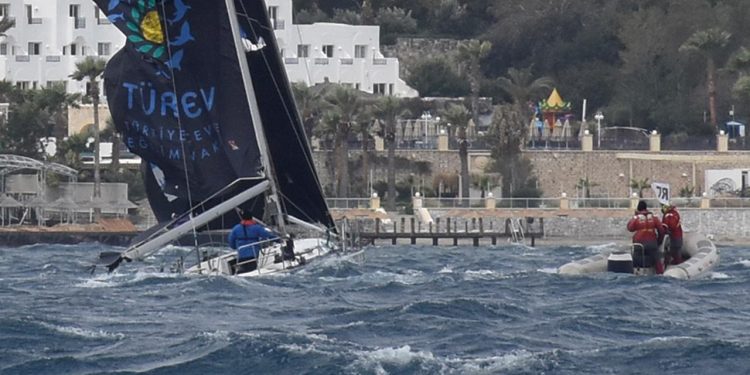 Bodrum’da yelken yarışları sırasında çarpışan teknelerden biri battı