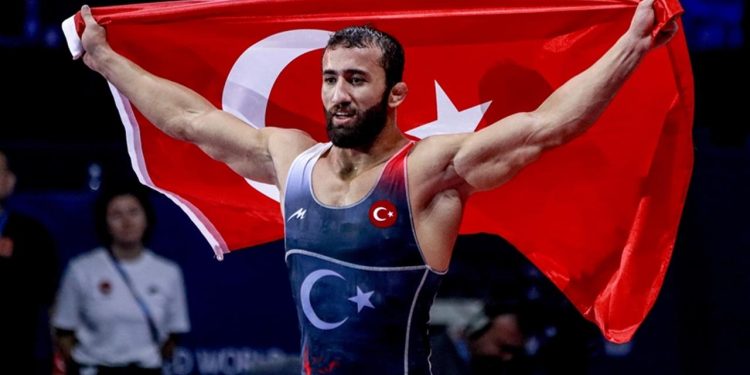Milli güreşçi Burhan Akbudak Avrupa şampiyonu oldu