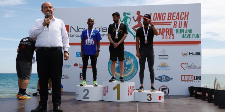 Cumhurbaşkanı Tatar, Long Beach Maratonu Ödül Töreni’ne katılarak kazananlara ödüllerini verdi