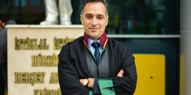 Avukatlık cübbesini çıkarıp gençlere yüzme öğretiyor