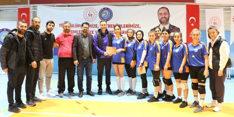 Depremzede işitme engelli iki voleybolcu milli takım aday kadrosunda