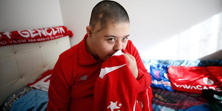 Down sendromlu Gültekin’in kalbi “Antalyaspor” ile atıyor