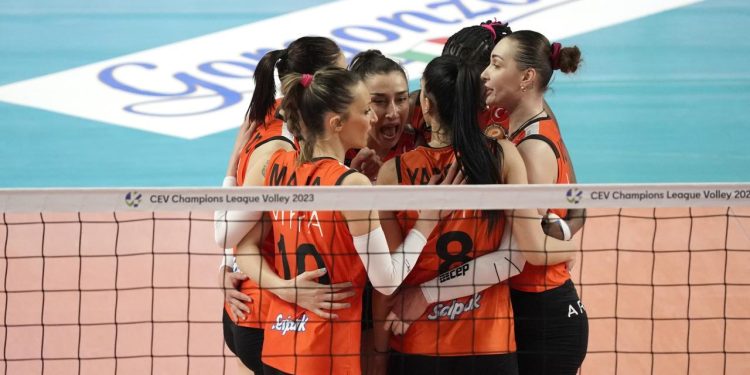 Eczacıbaşı Dynavit finalde