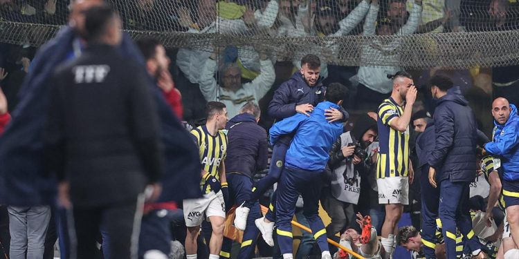 Fenerbahçe şampiyonluk yarışına son dakikalarda tutundu