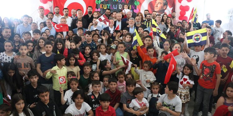 Fenerbahçe gönüllüleri Hataylı depremzede çocuklarla buluştu