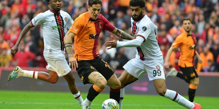 Galatasaray zirve yarışında yara aldı