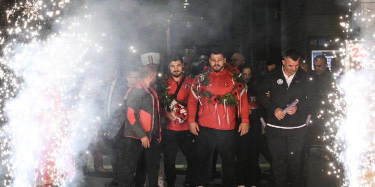 Avrupa şampiyonu Grekoromen Güreş Milli Takımı yurda döndü