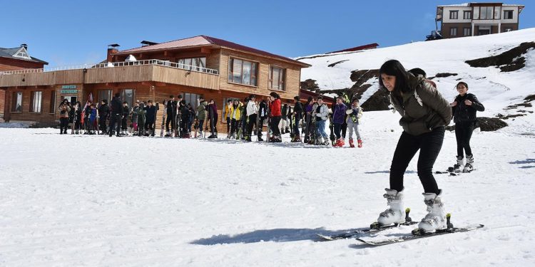 Hakkari’de 5 bin 700 öğrenciye kayak eğitimi verildi