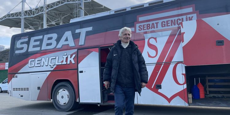 Asırlık kulübün çayları 52 yıldır “Hasan baba”dan