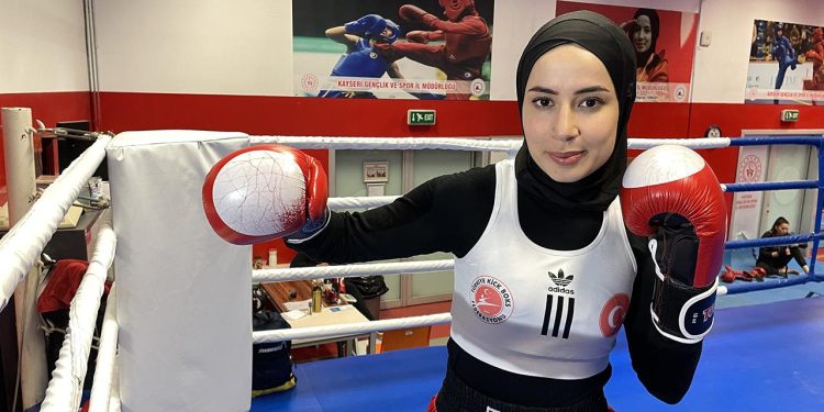 Ağabeyini vazgeçirmeye çalışırken başladığı kick boksta şampiyonluklar elde etti
