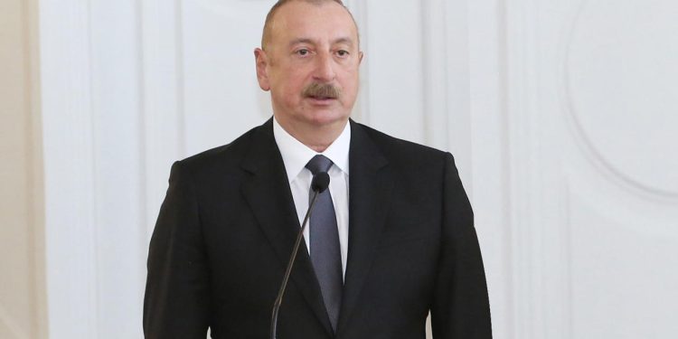 İlham Aliyev Türk haltercileri kutladı