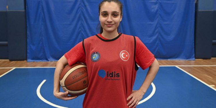 Depremzede işitme engelli kadın basketbolcunun milli takıma çağrılma heyecanı