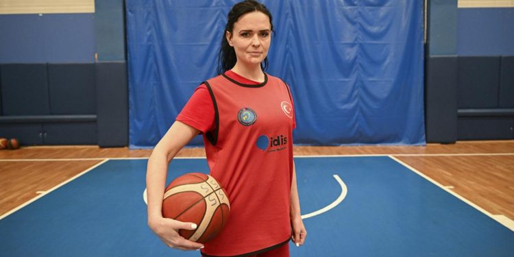 İşitme engelli milli basketbolcu Viktoriya Koyuncu azmiyle gençlere örnek oluyor