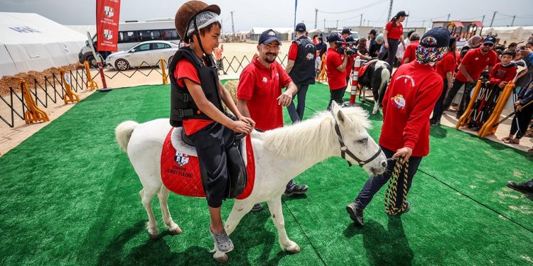 Pony atlar çadır kentin çocuklarına moral oluyor