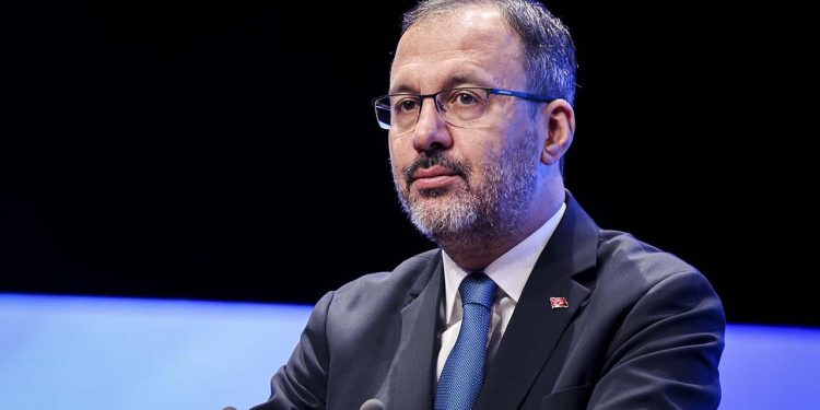 Bakan Kasapoğlu madalya kazanan milli güreşçileri kutladı