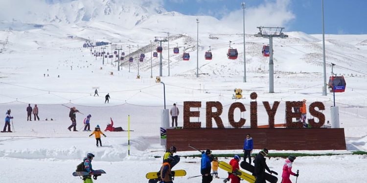 Erciyes’te kayak sezonu devam ediyor