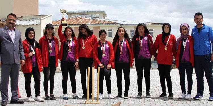 Krikette Türkiye şampiyonu olan öğrencilerin hedefi milli takım