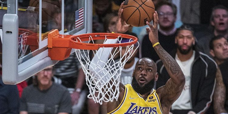 Lakers, LeBron’un uzatmada attığı basketiyle kazandı