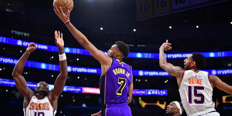 NBA’de Lakers sahasında Suns’ı rahat geçti