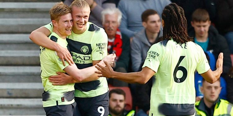 Manchester City 4 golle kazandı