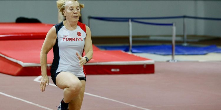 Master atlet 57 yıllık spor yaşantısına yeni rekorlar ekliyor