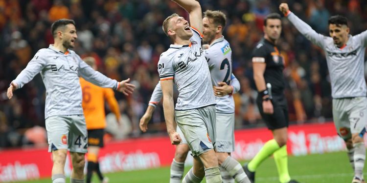 Başakşehir Galatasaray’ı yenerek yarı finalde
