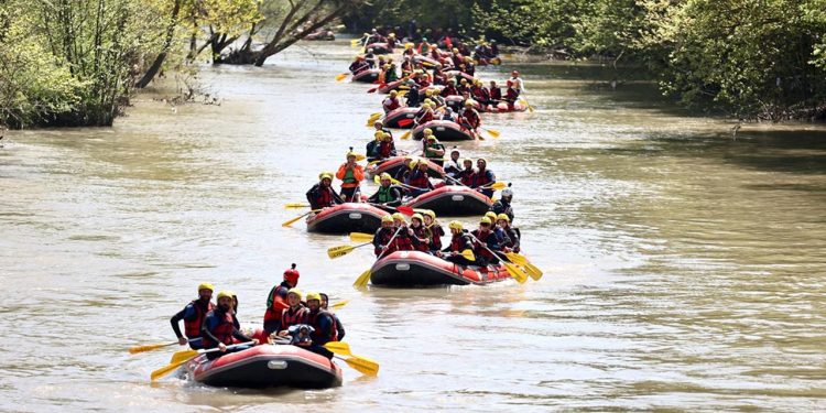 Adrenalin tutkunları Melen Çayı’nda rafting yaptı