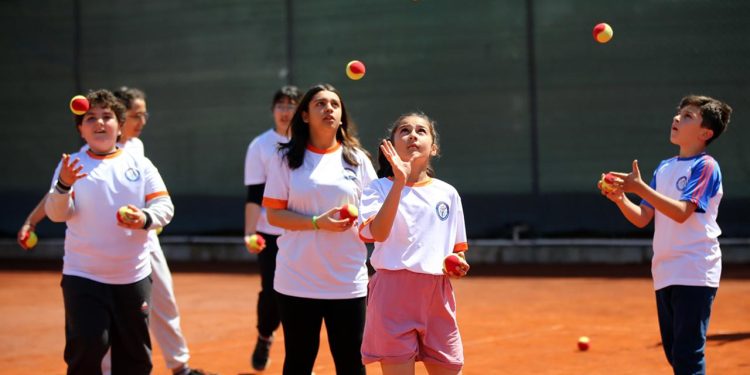 Depremzede çocuklar günlerini tenis kursunda geçiriyor