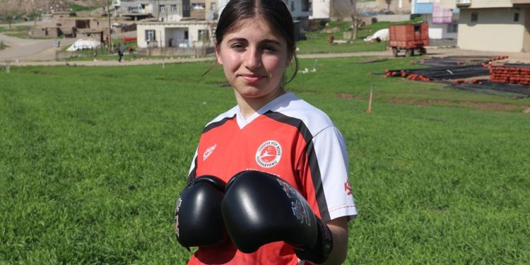 Kick boks şampiyonu Meyrama Çelebi köyündeki kızlara örnek olmak istiyor