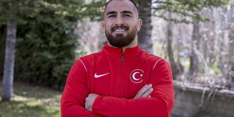 Milli güreşçi Feyzullah Aktürk unvanını koruma peşinde