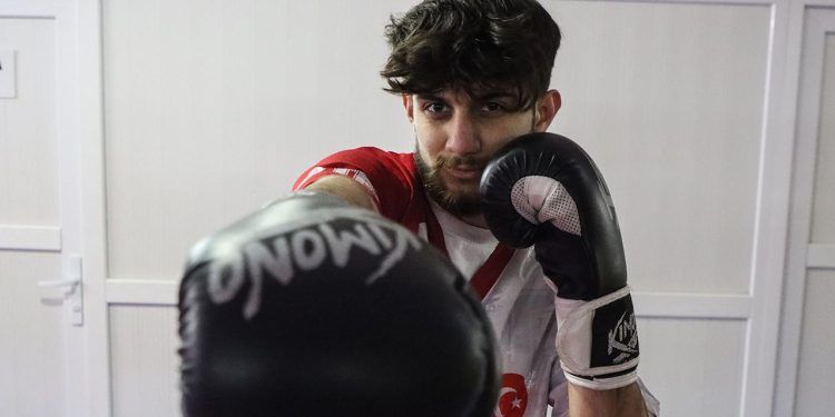 Depremzede milli kick boksçu iki uluslararası turnuvadan da başarıyla döndü