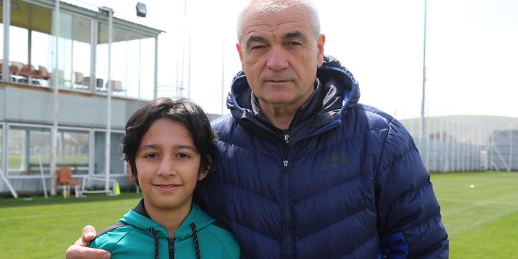 Rıza Çalımbay görevini depremzede öğrenciye devretti