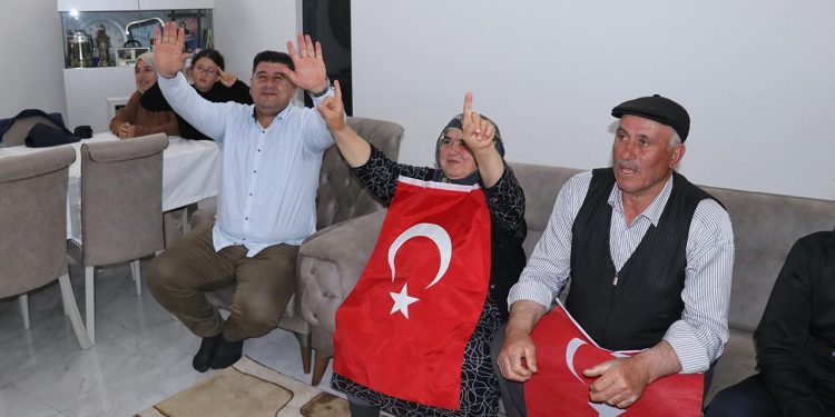 Rıza Kayaalp ailesinin sevinç kaynağı oldu