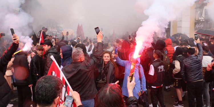 Samsunsporlu taraftarlar 11 yıllık Süper Lig özlemini kutladı