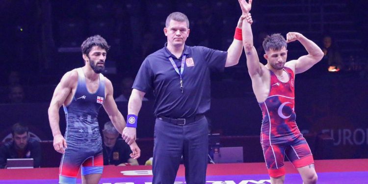 Süleyman Atlı, Avrupa Güreş Şampiyonası’nda finale yükseldi