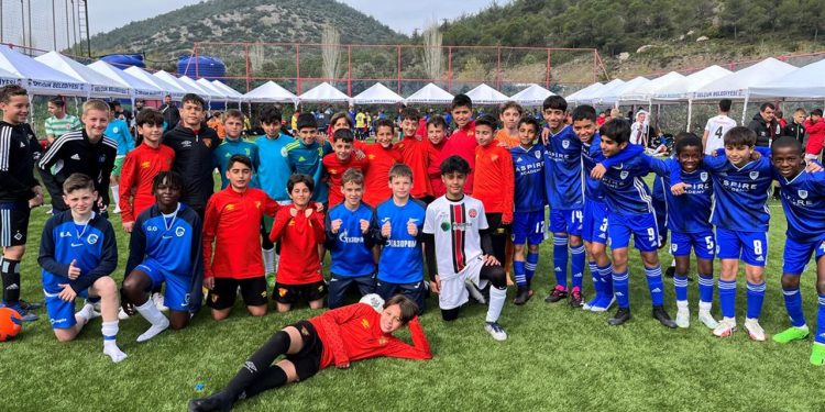 Uluslararası 12 Yaş Altı İzmir Cup'ta heyecan sürüyor