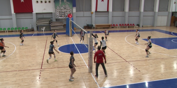Voleybolda Karpaz Gate Marina ve DAÜ galip