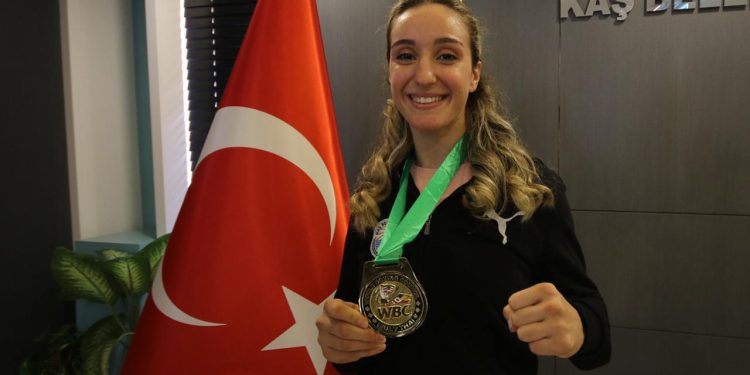Şampiyon sporcu Zehra Doğan Türk bayrağını dalgalandırdığı için gururlu