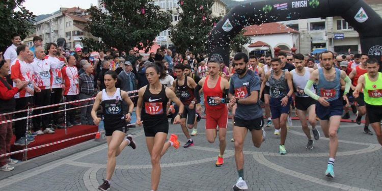 Zonguldak’ta 2. Ulusal Devrek Safder Kartoğlu Yarı Maratonu koşuldu