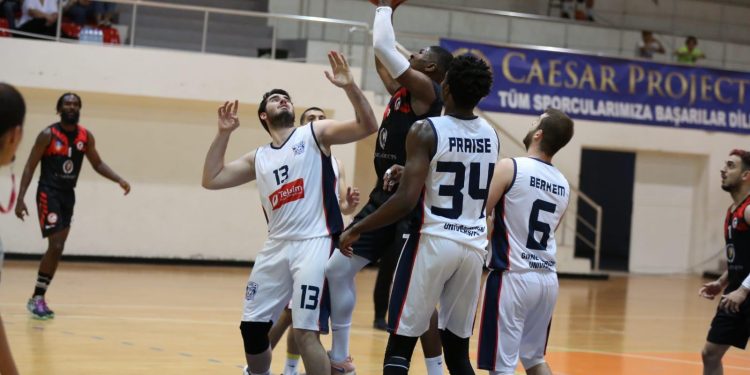 İskele’de kazanan GAÜ: 45-71