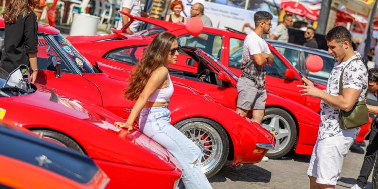 Klasik Otomobil Şampiyonası. Üçüncü etkinlik bugün Surlariçi’ndeki İplik Pazarında yapıldı