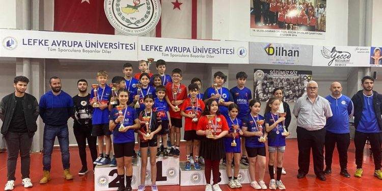 Özüm, Liva, Kuzey ve Arel şampiyon