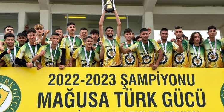 Şampiyonlar kupalarını aldı