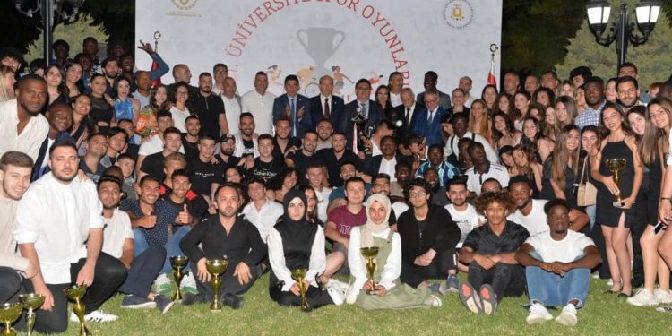 Üniversiteliler ödüllerini aldı