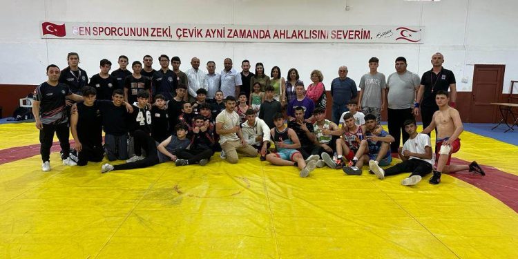Fikri Karayel Serbest Güreş Şampiyonası gerçekleştirildi