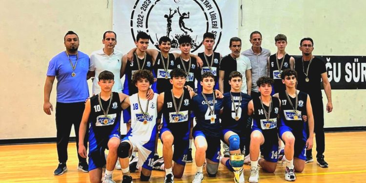 KKTC Voleybol Federasyonu’nun “Şampiyon Melekler” adını verdiği U15 Erkekler Ligi’nin final serisi ikinci maçında Gazimağusa Belediyesi Çamlık Spor Kulübü sezon şampiyonu oldu