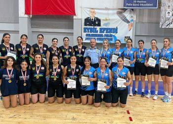 KADIN POLİSLER, ŞAMPİYON MELEKLER ANISINA OYNADI