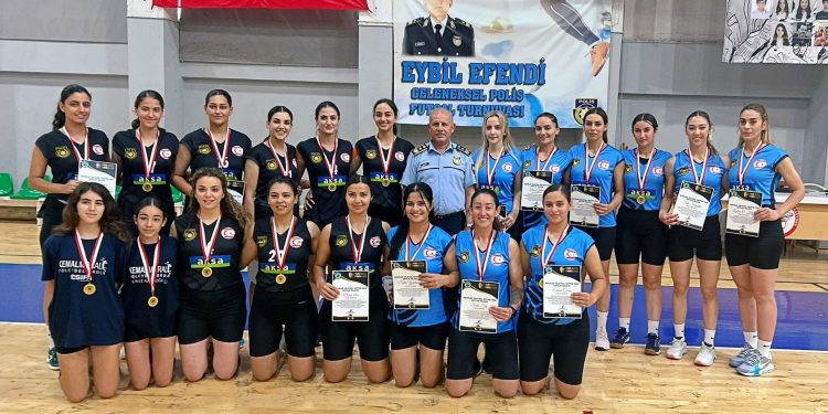 KADIN POLİSLER, ŞAMPİYON MELEKLER ANISINA OYNADI