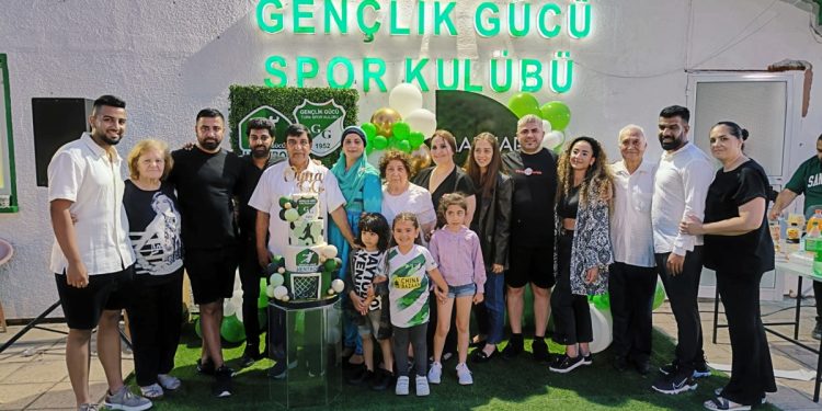 Mazhar Iqbal’a sürpriz doğum günü kutlaması