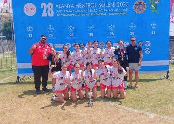 Kızlarımız Çim Hentbolunda da Şampiyon